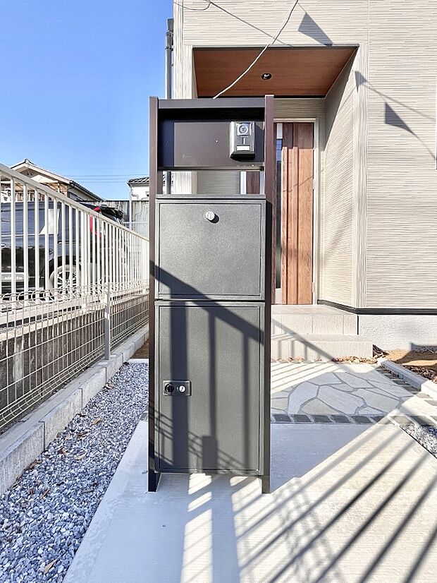 表札・インターホン・ポスト・宅配ＢＯＸをひとつに集約。エントランスになじむシンプルデザイン。