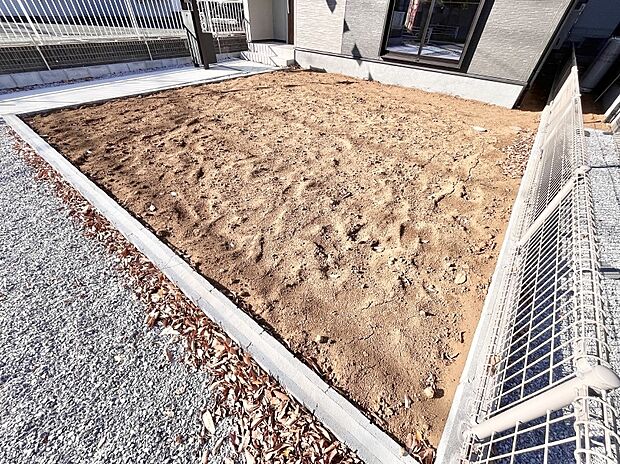 家族で楽しめる庭付きです。ガーデニングや物置を置いたり、お子様がいらっしゃるご家庭ではプールなど使い方はさまざまです。 