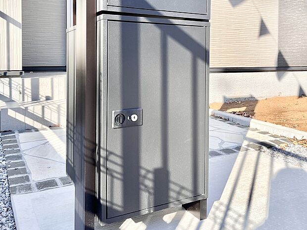 外観「宅配ボックス」 時間を気にせず宅配物をいつでも安全に受け取れます。