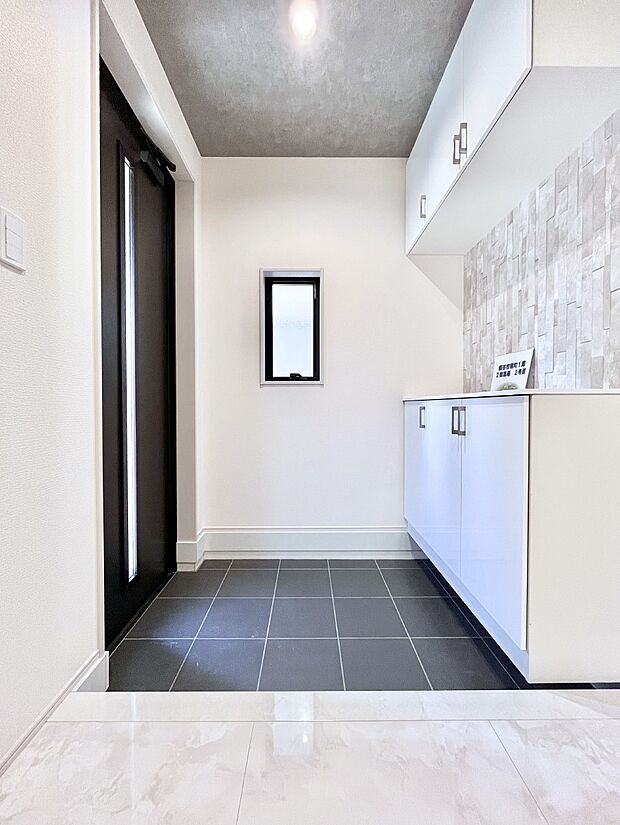 明るい玄関はお客様をお出迎えするのにぴったりです！ 