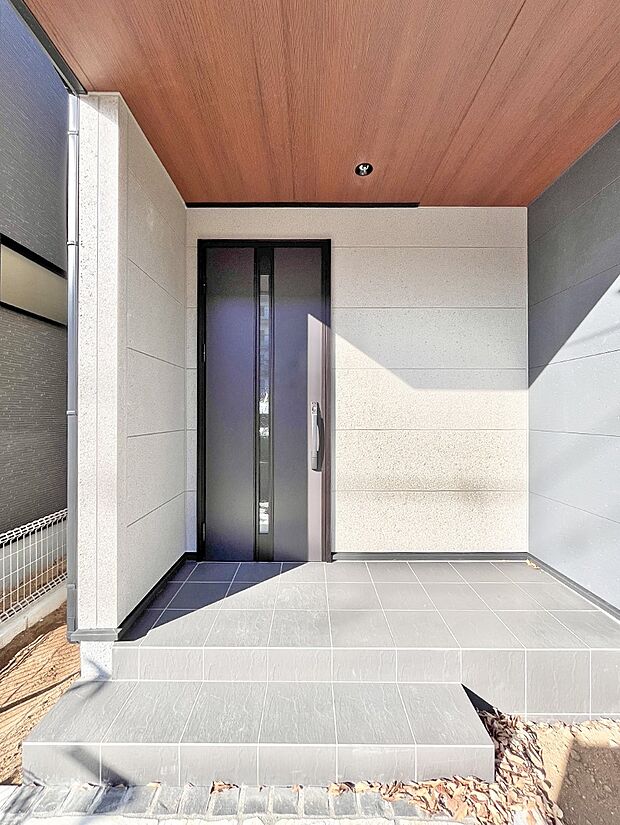 大切な家族、来客を出迎える玄関。