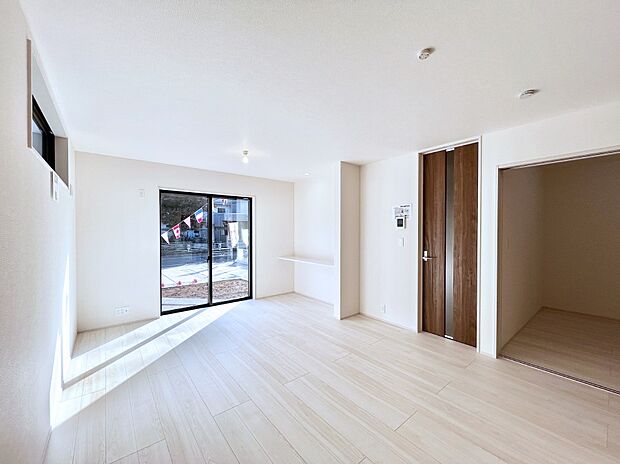 大きな窓からたっぷりの陽光と風を感じられるリビング