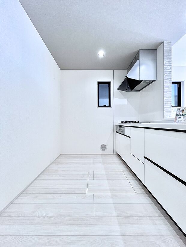 爽やかな風が通り抜けるキッチン。窓があるので明るく換気にも役立ちます。