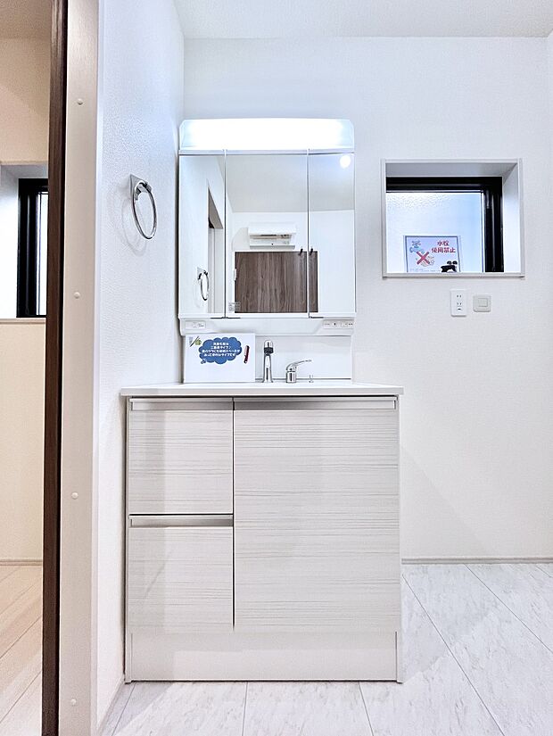 大きく見やすい三面鏡で清潔感ある洗面台は、身だしなみチェックや肌のお手入れにおすすめです。