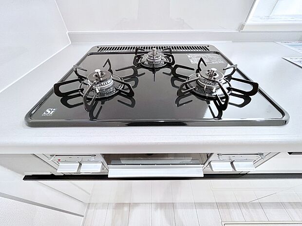 ガスコンロはＳｉセンサー搭載。火力調節や焦げ付き・消し忘れも防いでくれます。