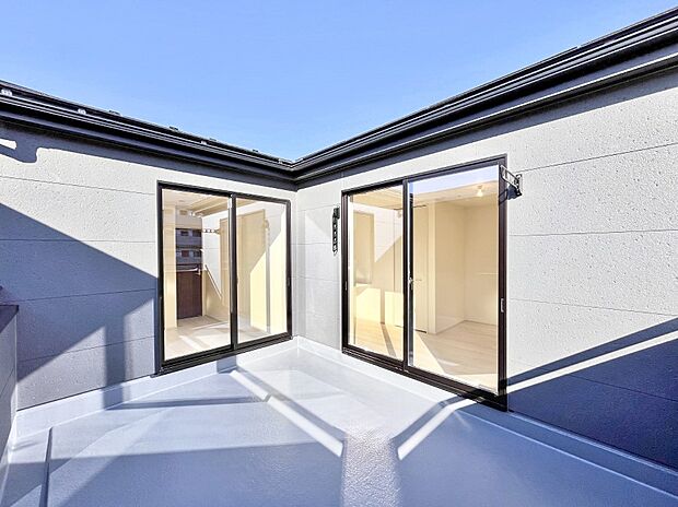 暖かな陽光が降り注ぐバルコニーはお洗濯におすすめ。爽やかな風も心地よいです。