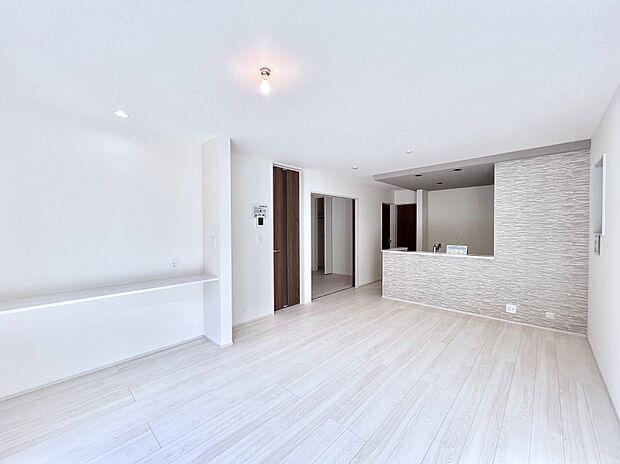 家族の笑顔が自然と生まれてくる、そんな雰囲気のダイニングに仕上がっています。