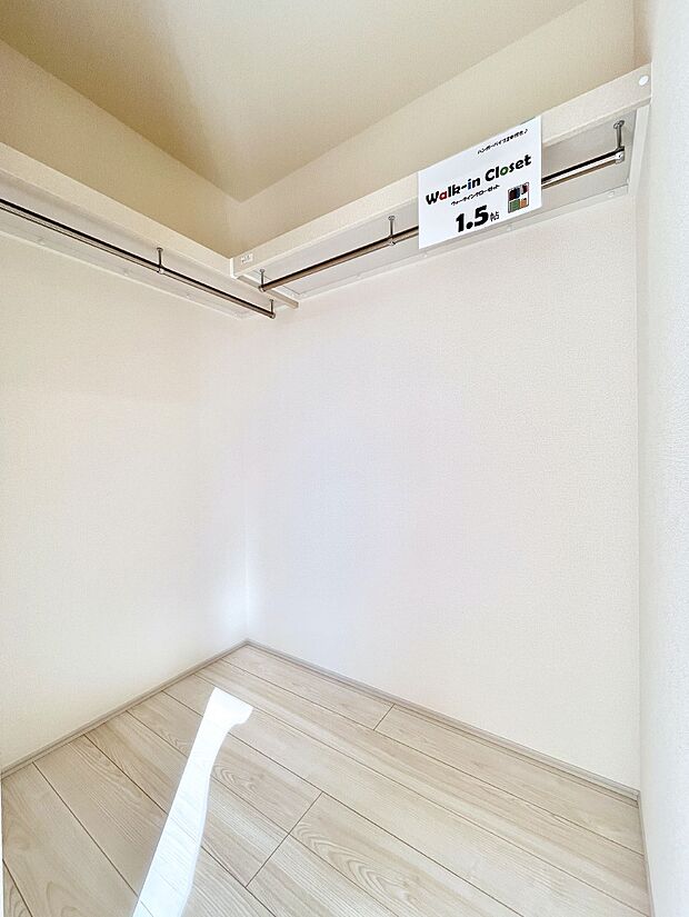ウォークインクローゼット付きで生活空間を広く利用できます。
