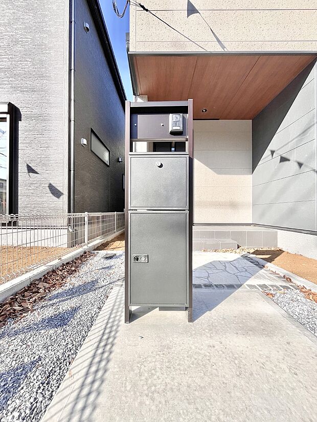 表札・インターホン・ポスト・宅配BOXをひとつに集約。エントランスになじむシンプルデザイン。