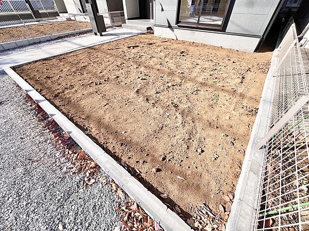 家族で楽しめる庭付きです。ガーデニングや物置を置いたり、お子様がいらっしゃるご家庭ではプールなど使い方はさまざまです。