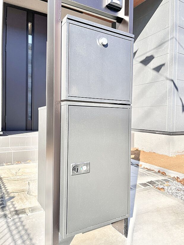 外観「宅配ボックス」 時間を気にせず宅配物をいつでも安全に受け取れます。