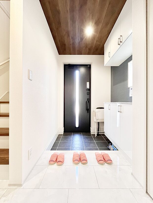 ガラススリットの入った玄関ドアが室内に光を届けてくれます