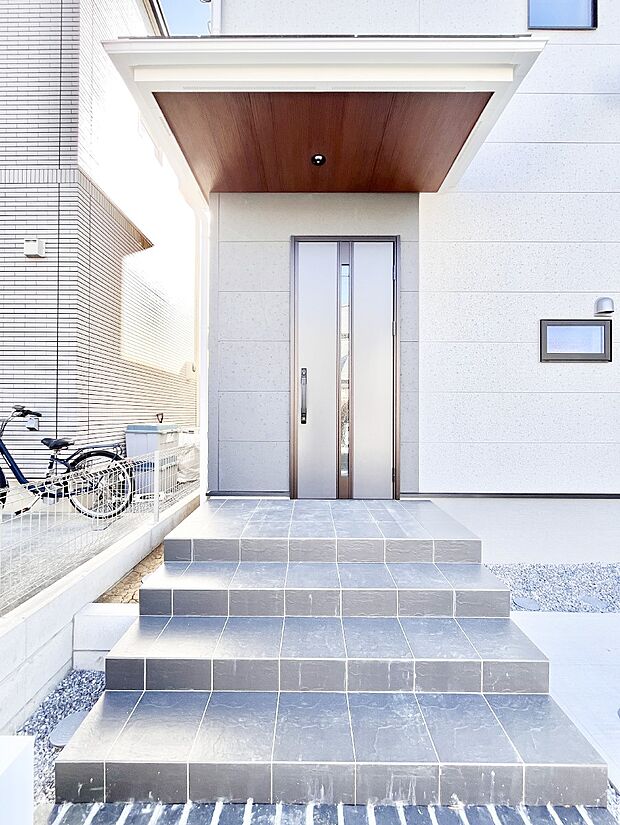 玄関前は雨が降っても濡れにくい屋根付き