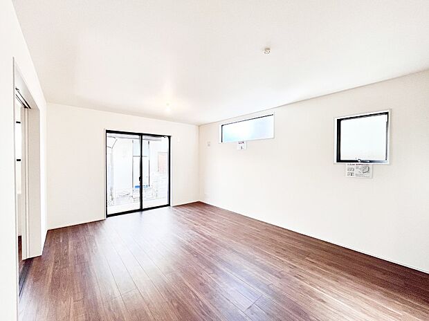 大きな窓からたっぷりの陽光と風を感じられるリビング