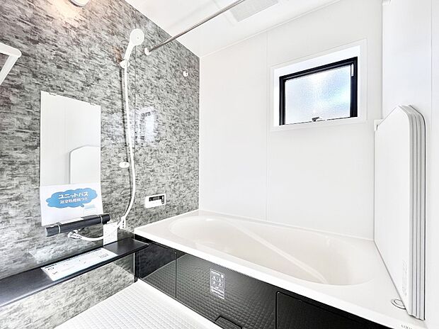 一日の疲れを癒してくれる明るい清潔感のあるバスルーム