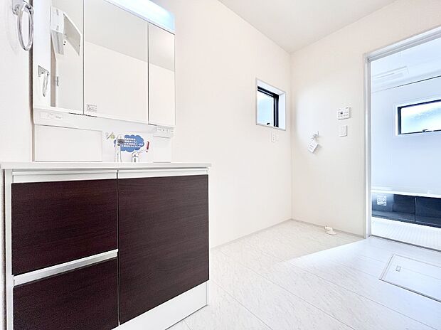 清潔感ある洗面化粧室で朝の身支度も快適