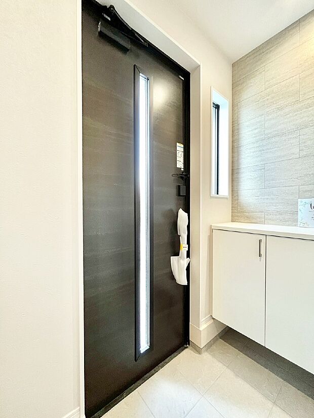 明るい玄関はお客様をお出迎えするのにぴったりです！ 