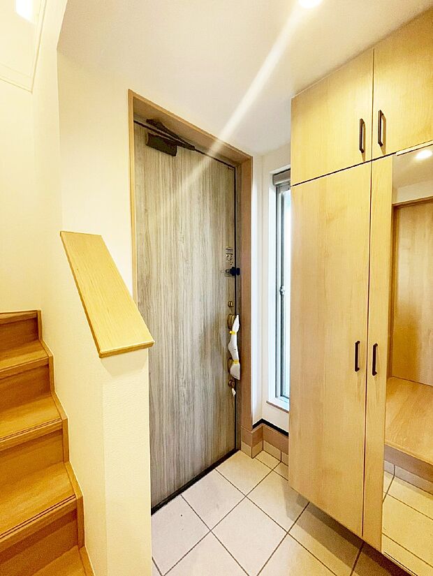 陽光を感じられる明るい玄関