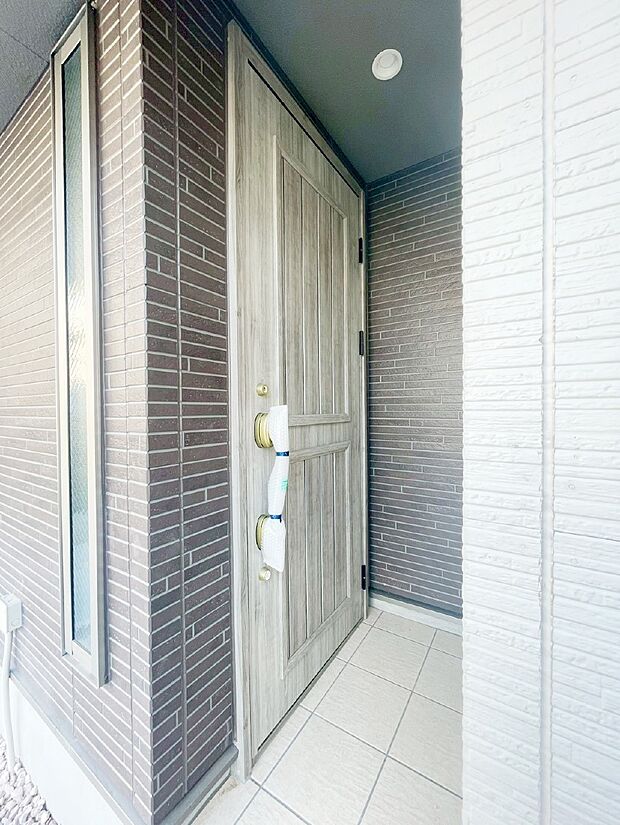 玄関前は雨が降っても濡れにくい屋根付き