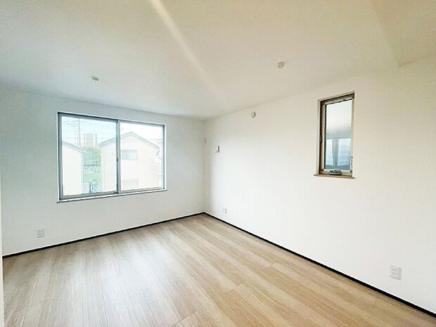 大きな窓からたっぷりの陽光と風を感じられるリビング