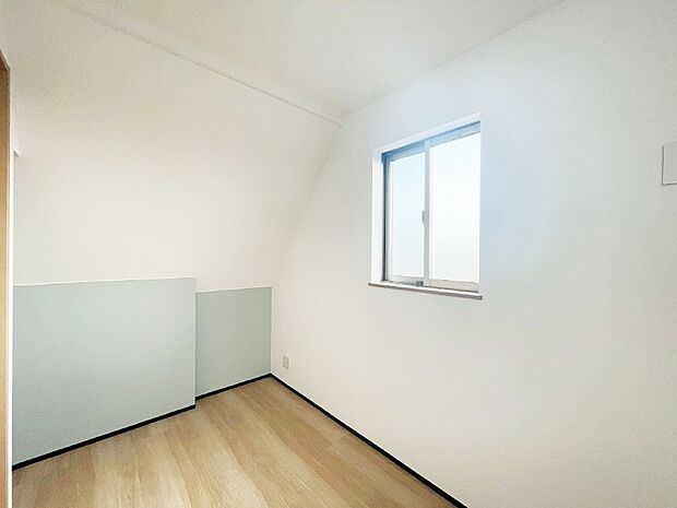 窓からのやさしい光が心地よいプライベートルーム