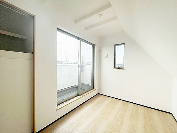 バルコニーが開放感をプラスしてくれる洋室