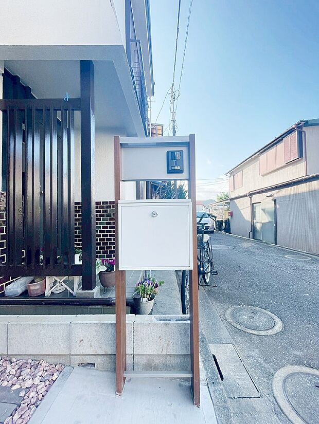 シンプルなデザインのポスト