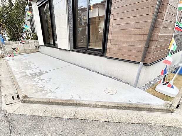 駐車2台可能!急なお客様の駐車に。また、ご家族の自転車スペースとしても大活躍。