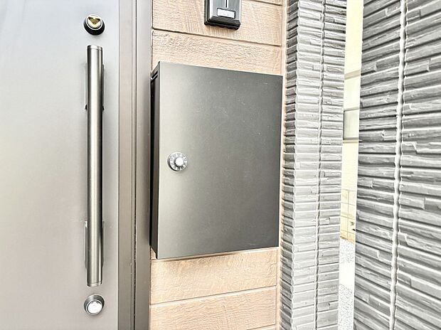 シンプルデザインのポスト。