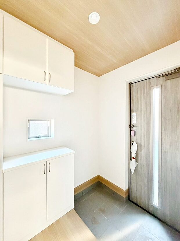 飾り棚を利用して、お越しいただくお客様をおもてなしできます。