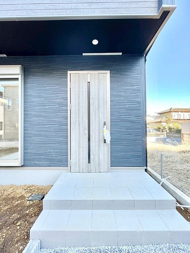 玄関前は雨が降っても濡れにくい屋根付き　