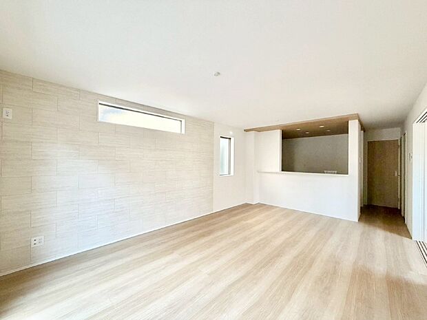 明るい陽光が注ぎ、寛ぎの雰囲気に満たされるリビング・ダイニング。　 