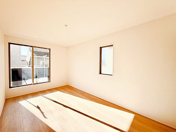 明るいバルコニーサイドに洋室を設置。目覚めの良い寝室に。