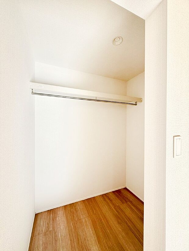 ウォークインクローゼットの活用で生活空間スッキリ
