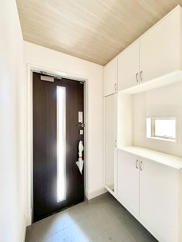 飾り棚を利用して、お越しいただくお客様をおもてなしできます。