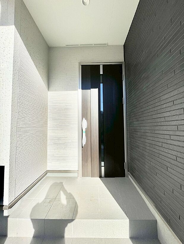 玄関前は雨が降っても濡れにくい屋根付き 