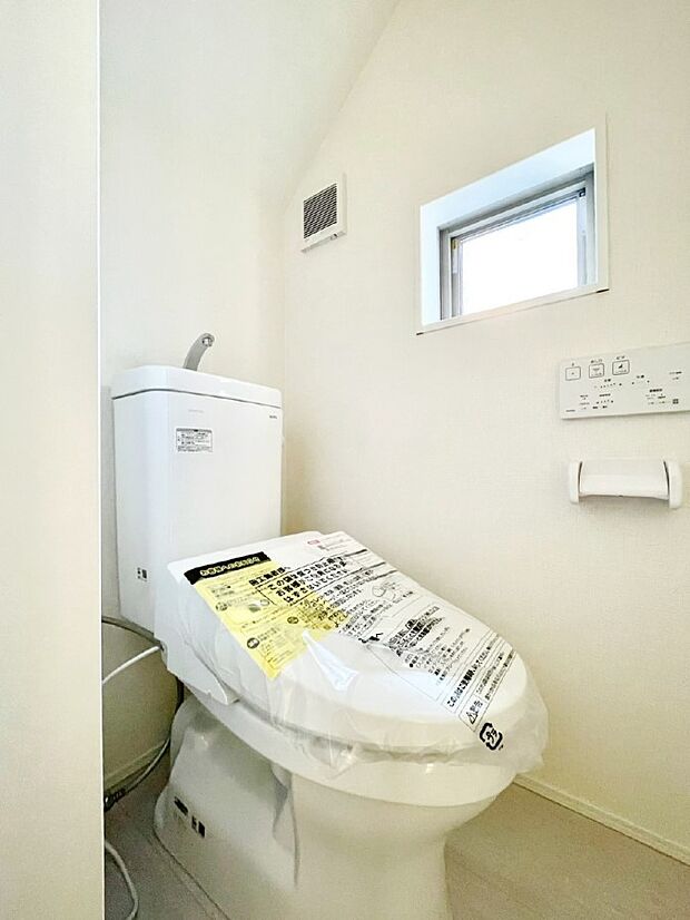 明るく清潔感のあるトイレです。