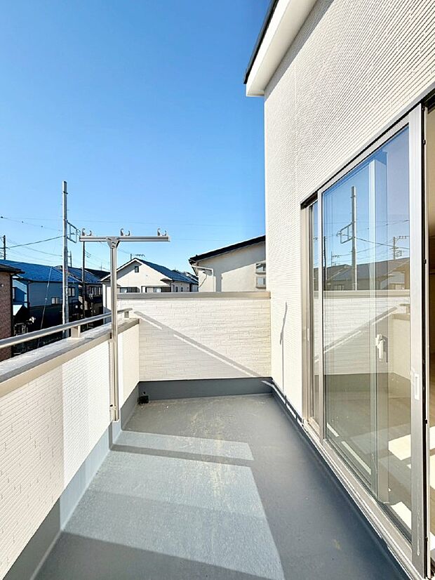 バルコニーはうれしい2ヶ所付き。お洗濯物やお布団をたっぷり干せます。　