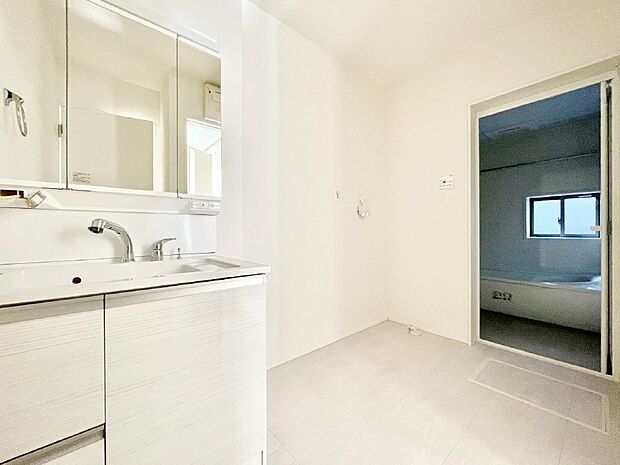 身支度もスムーズにおこなえる脱衣場　