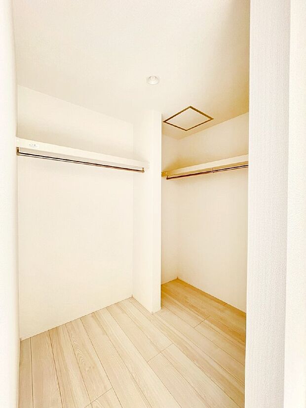 ウォークインクローゼットの活用で生活空間スッキリ