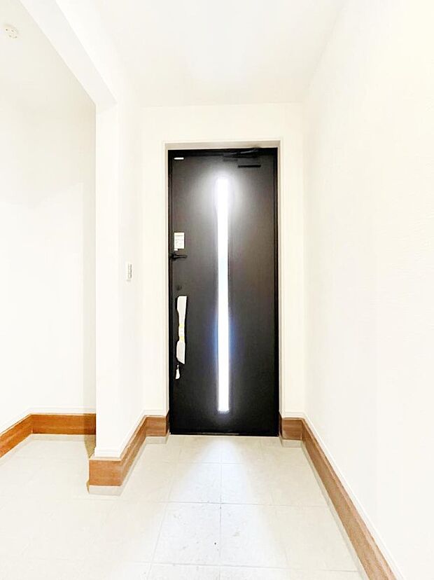 ご家族やお客様を気持ちよくお出迎え！広々空間が心地よい土間収納付き玄関。