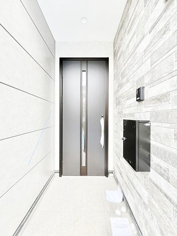 大切な家族、来客を出迎える玄関。玄関前は屋根付きで雨が降っていても濡れにくいです。   