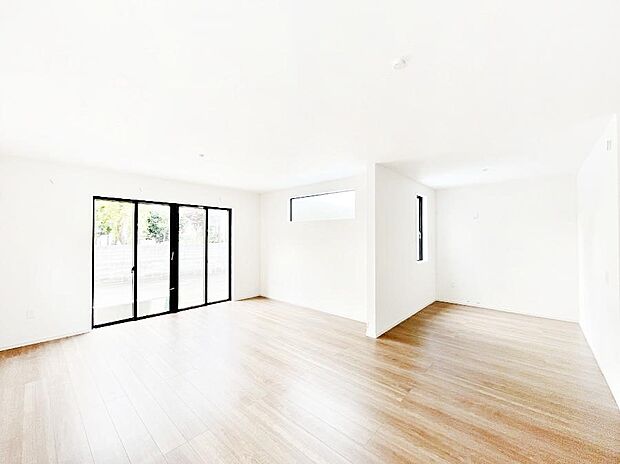 明るい陽光が注ぎ、寛ぎの雰囲気に満たされるリビングダイニング 