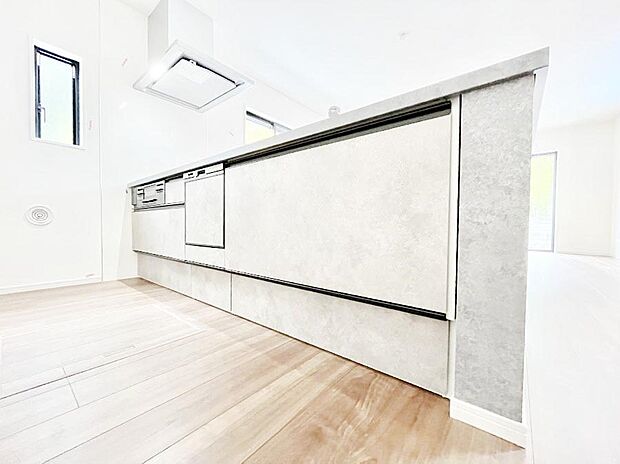 システムキッチンはシンプルでスッキリした飽きの来ないデザインなので永く使えそう!