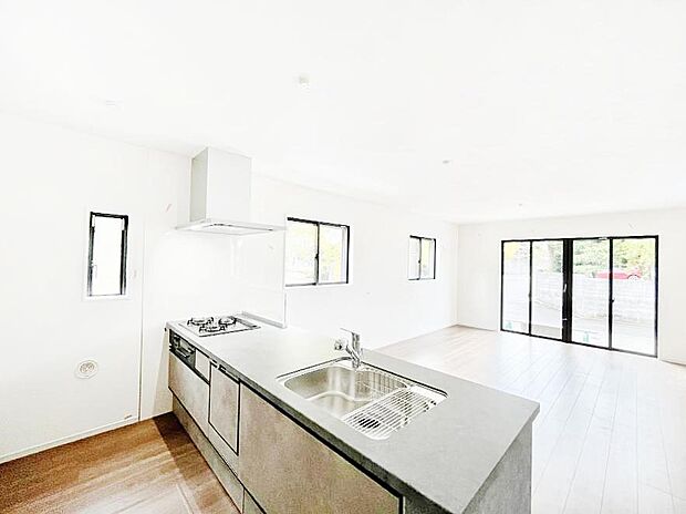 ご家族の会話弾む対面キッチン。お料理中のパパママもご家族と過ごす時間が増えそう！