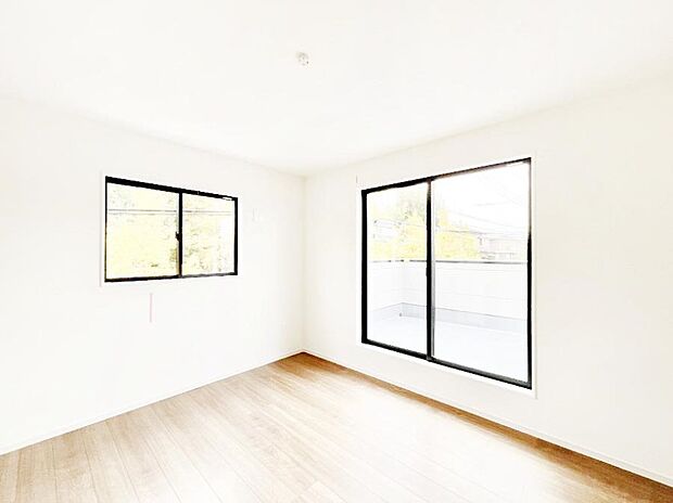 バルコニーが明るさと開放感を演出！朝スッキリと目覚められそうですね！  