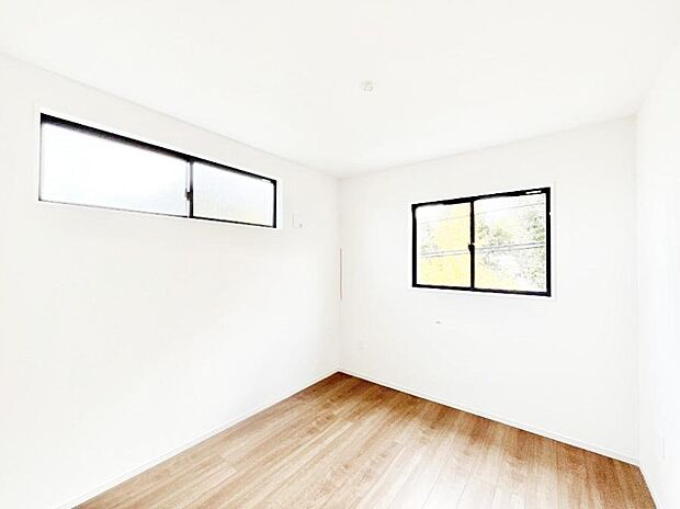 2面採光の洋室。窓から入り込む陽光がお部屋全体を優しく包み込みます!