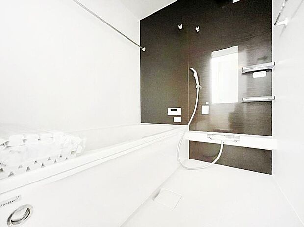 落ち着きのあるダークカラーを基調にしたバスルームで1日の疲れをリフレッシュ!