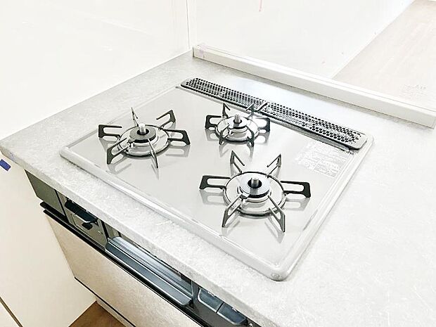 ガスコンロはSiセンサー搭載。火力調節や焦げ付き・消し忘れも防いでくれます。