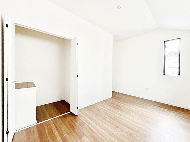 クローゼット付きのお部屋でスッキリとした空間でゆったり寛げます！